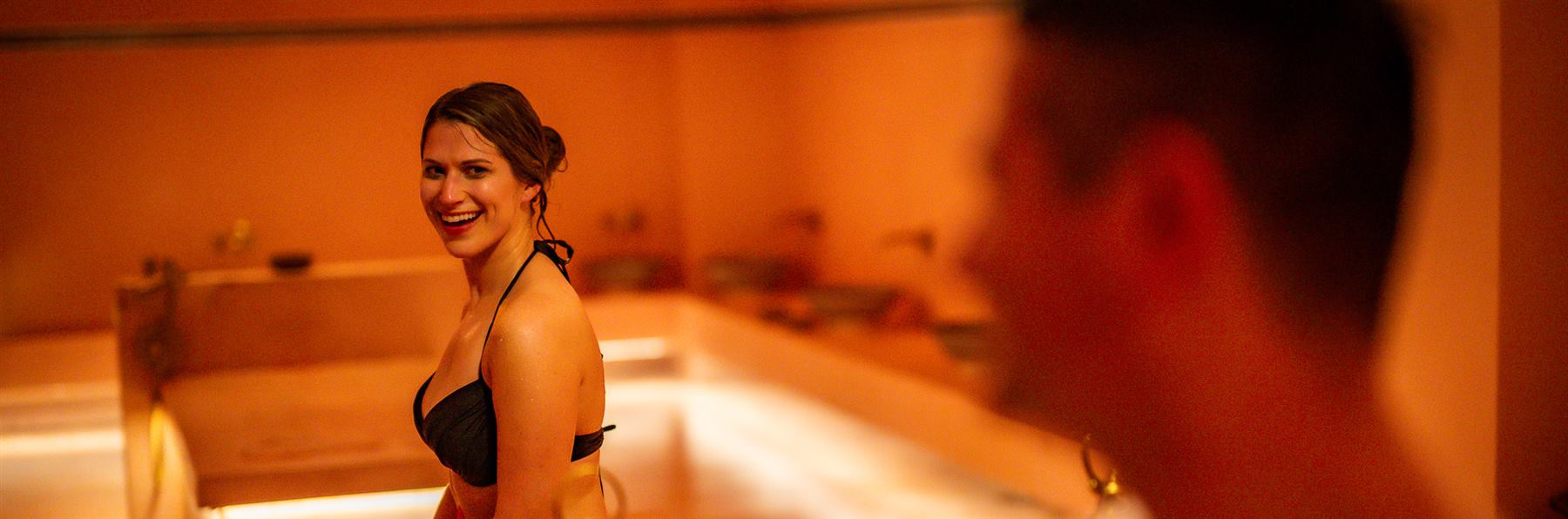 Cliente souriante au hammam SAFIR